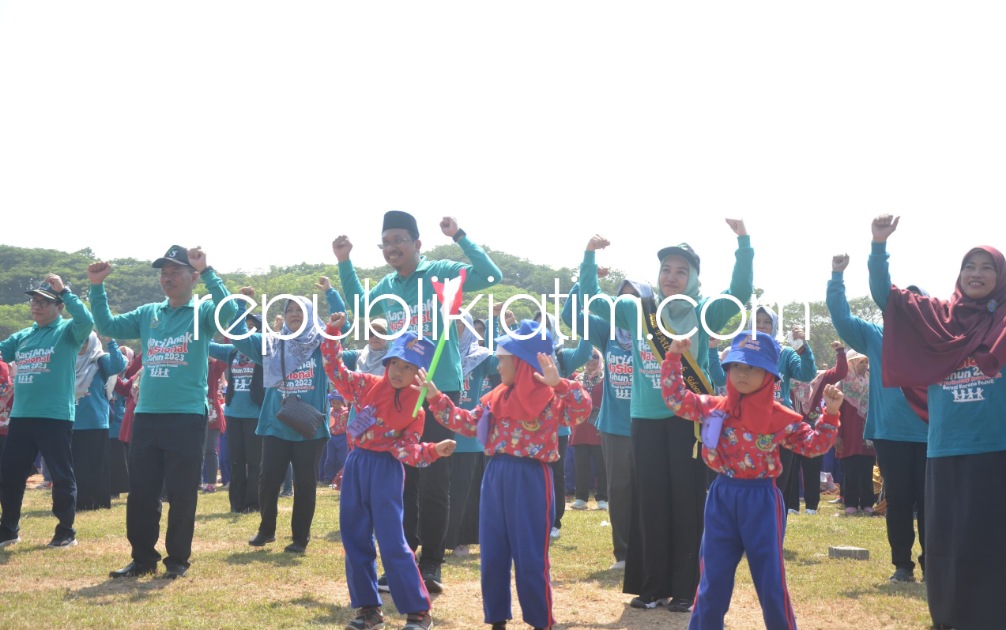 HAN - Bupati Sidoarjo Ahmad Muhdlor Ali beserta istri Ny Sa'adah Budi saat memeriahkan acara Hari Anak Nasional (HAN) ke 39 Tahun 2023 di Pasmar 2 Korps Marinir Kabupaten Sidoarjo, Jumat (29/09/2023).