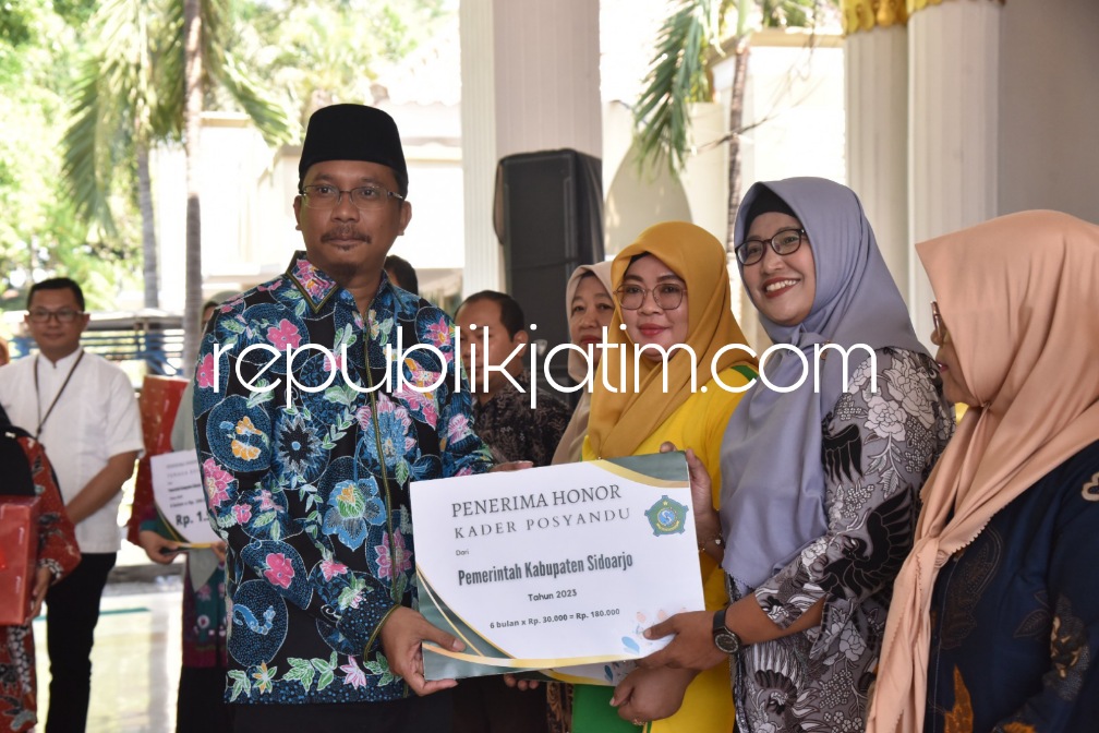 SERAHKAN - Bupati Sidoarjo Ahmad Muhdlor Ali menyerahkan insentif dan honor nakes dan kader kesehatan se Kecamatan Porong di Pendopo Delta Wibawa dengan wajah berseri, Jumat (29/09/2023).