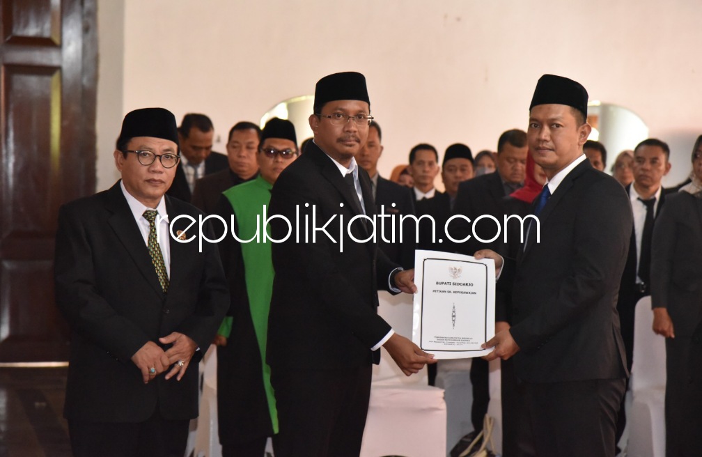 LANTIK - Bupati Sidoarjo melantik empat pejabat eselon II di Pendopo Delta Wibawa hasil seleksi terbuka lima lowongan JPT yang dibuka September kemarin, Jumat (29/09/2023). 