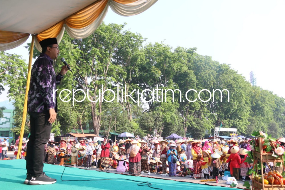 MAULID - Bupati Sidoarjo Ahmad Muhdlor Ali mengajak para guru yang tergabung dalam Ikatan Guru Taman Kanak - Kanak (IGTK) dan Raudlatul Athfal (RA) Muslimat NU se Sidoarjo meneladani sifat nabi Muhammad SAW saat di GOR Delta Sidoarjo, Sabtu (30/09/2023).