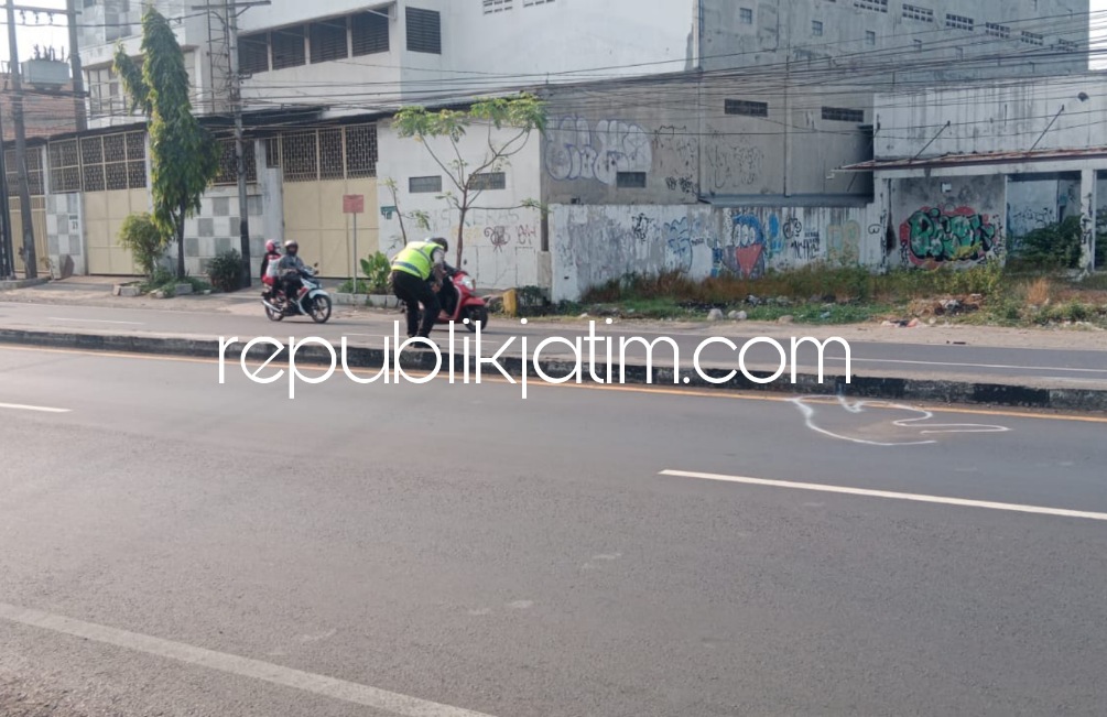OLAH TKP - Sejumlah petugas Unit Gakkum, Satuan Lantas, Polresta Sidoarjo melaksanakan olah TKP tewasnya pelajar pengendara motor Honda Beat di JL Raya Kletek, Kecamatan Taman, Sidoarjo, Minggu (01/10/2023).