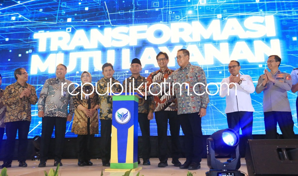 LAUNCHING - Direktur Utama (Dirut) BPJS Kesehatan Ghufron Mukti bersama Menteri Koordinator Bidang Pembangunan Manusia dan Kebudayaan Muhadjir Effendy dan Menkes Budi Gunadi Sadikin melaunching Transformasi Mutu Layanan JKN di Jakarta, Senin (02/10/2023).