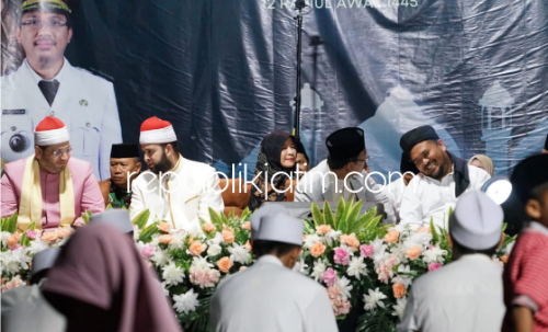 SHALAWATAN - Bupati Sidoarjo, Ahmad Muhdlor Ali menghadiri acara perayaan Maulid Nabi Muhammad SAW 1445 H di Desa Tambakrejo, Kecamatan Krembung, Sidoarjo, Minggu (01/10/2023) malam.