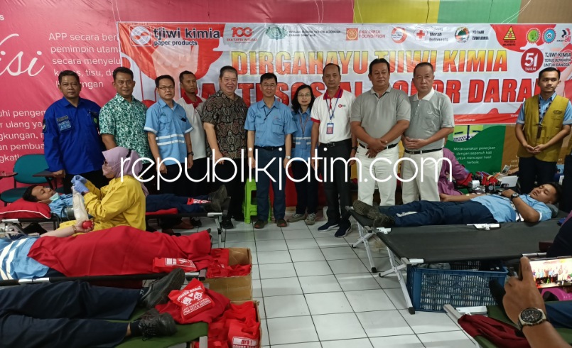DONOR - Pimpinan dan manajer PT Pabrik Kertas Tjiwi Kimia Tbk menyaksikan prosesi ribuan karyawan yang mengikuti bakti sosial donor darah HUT ke 51 yang dilaksanakan di 2 ruangan di perusahaan kertas terbesar se Asia ini, Selasa (03/10/2023).