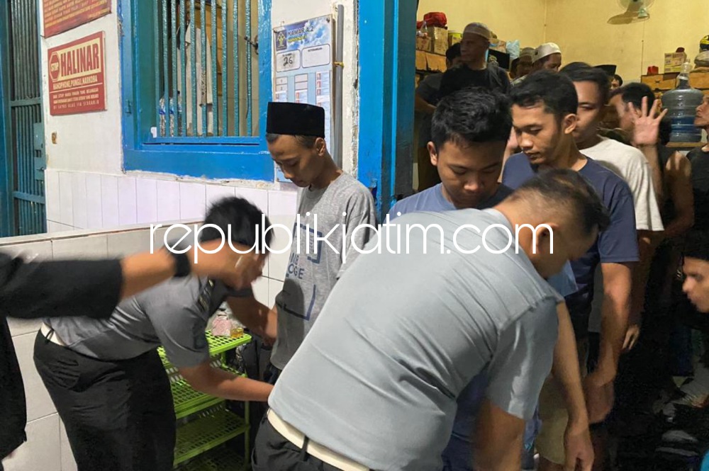 RAZIA - Tim Satuan Operasional dan Kepatuhan Internal (Satops Patnal) Lapas Sidoarjo menggelar penggeledahan rutin di beberapa kamar hunian untuk meminimalisir sejumlah barang yang dilarang dan berbahaya, Selasa (03/10/2023) malam.
