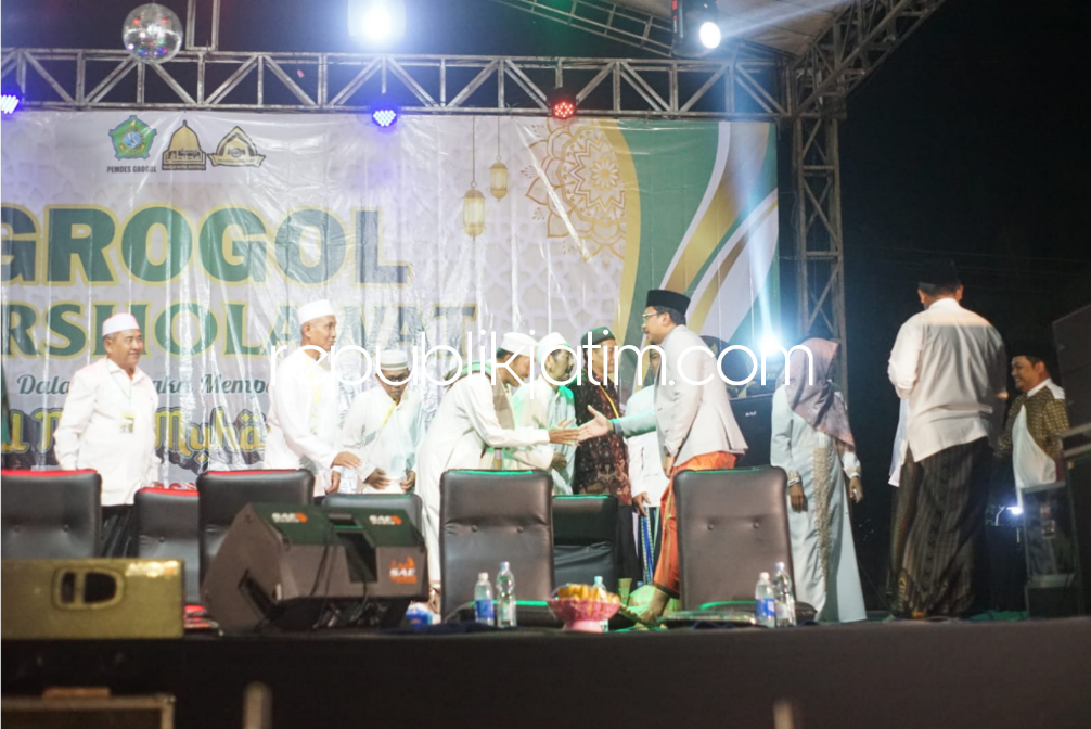 SHALAWAT - Bupati Sidoarjo,Ahmad Muhdlor Ali menghadiri acara Grogol Bershalawat Lapangan Desa Grogol, Kecamatan Tulangan, Sidoarjo, Kamis (05/10/2023) malam.