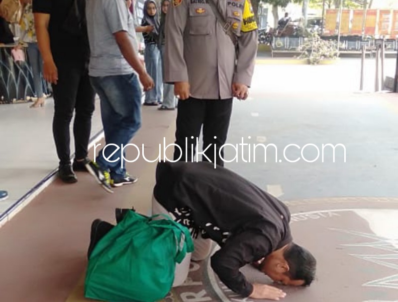 BEBAS - Salah satu Narapidana Terorisme (Napiter) Lapas Kelas I Surabaya Kanwil Kemenkumham Jatim dinyatakan bebas murni, Chairul Bachry itu sempat menyatakan ikrar setia kepada Negara Kesatuan Republik Indonesia (NKRI), Kamis (05/10/2023).