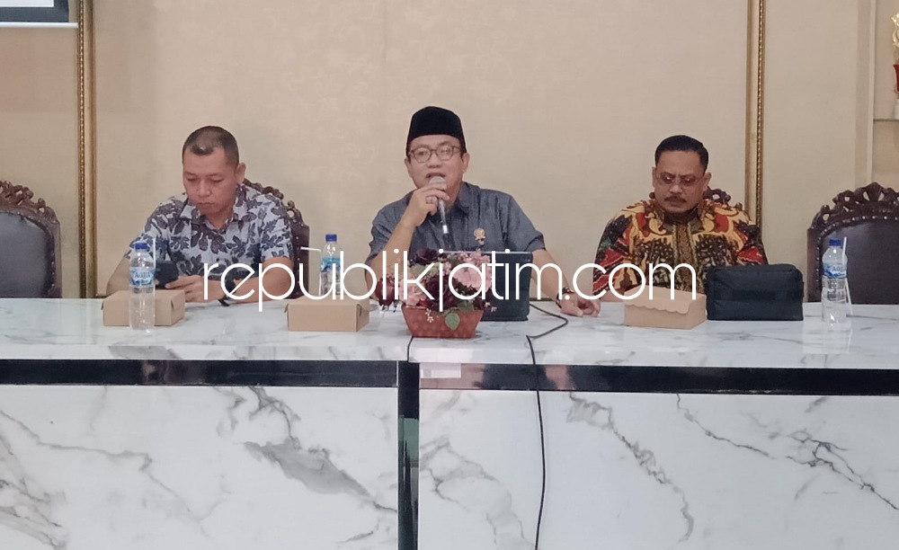 LINMAS - Ketua DPRD Sidoarjo, Usman bersama anggota Komisi B DPRD Kabupaten Sidoarjo, Agil Effendi didampingi Sekretaris Kecamatan Wonoayu, Willy saat dialog soal peran fungsi dan anggaran Linmas di Kantor Kecamatan Wonoayu, Jumat (06/10/2023).