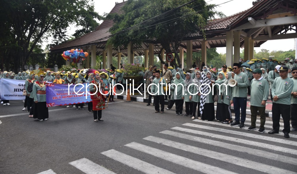 JALAN SEHAT - Bupati Sidoarjo, Ahmad Muhdlor Ali memberangkatkan peserta jalan sehat HUT Himpaudi ke 18 dari di depan Paseban Alun - Aun Sidoarjo, Sabtu (07/10/2023). 