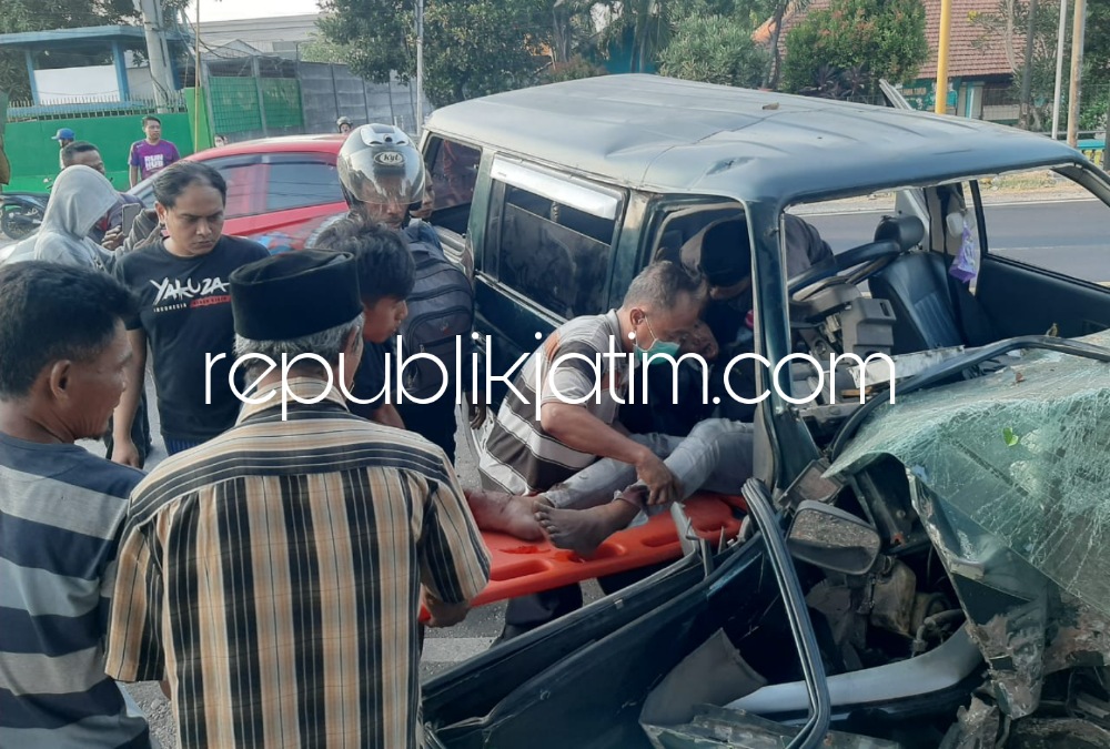 EVAKUASI - Warga mengevakuasi sopir mobil Panther bernopol W 1766 VZ, Basuki Rahmat asal Kedungpapar, Sumobito, Jombang yang terjepit bodi mobil usai menabrak tiang Telkom dan pagar rumah di JL Raya Bakungtemenggungan, Balongbendo, Minggu (08/10/2023).