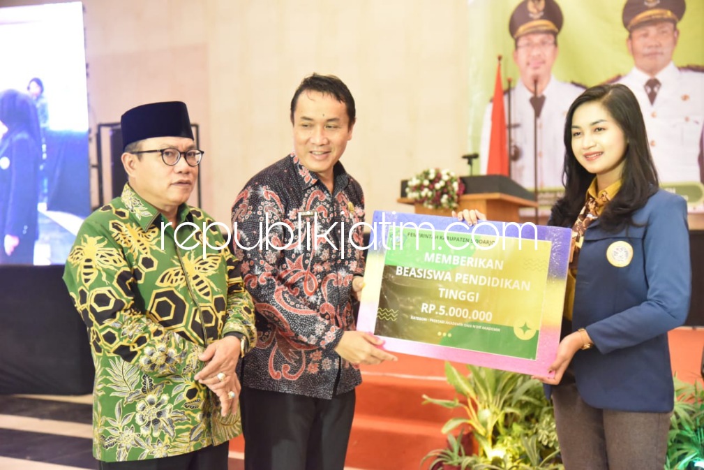 BEASISWA - Pj Sekda Sidoarjo Andjar Surjadianto, Ketua DPRD Sidoarjo Usman serta Kepala Dinas Kepemudaan, Olahraga dan Pariwisata Djoko Supriyadi menyerahkan beasiswa untuk 2.150 mahasiswa di Ballroom The Sun Hotel Sidoarjo, Selasa (10/10/2023).