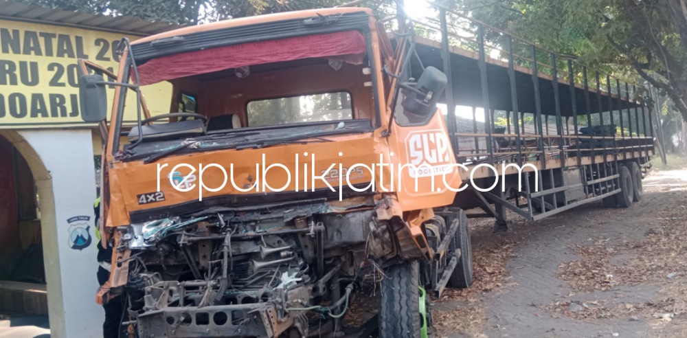 DIAMANKAN - Petugas mengamankan truk yang terlibat kecelakaan di JL Raya Balongbendo tepat di Simpang Empat Traffic Light Desa Bakalan, Kecamatan Balongbendo, Sidoarjo, Selasa (10/10/2023) malam.