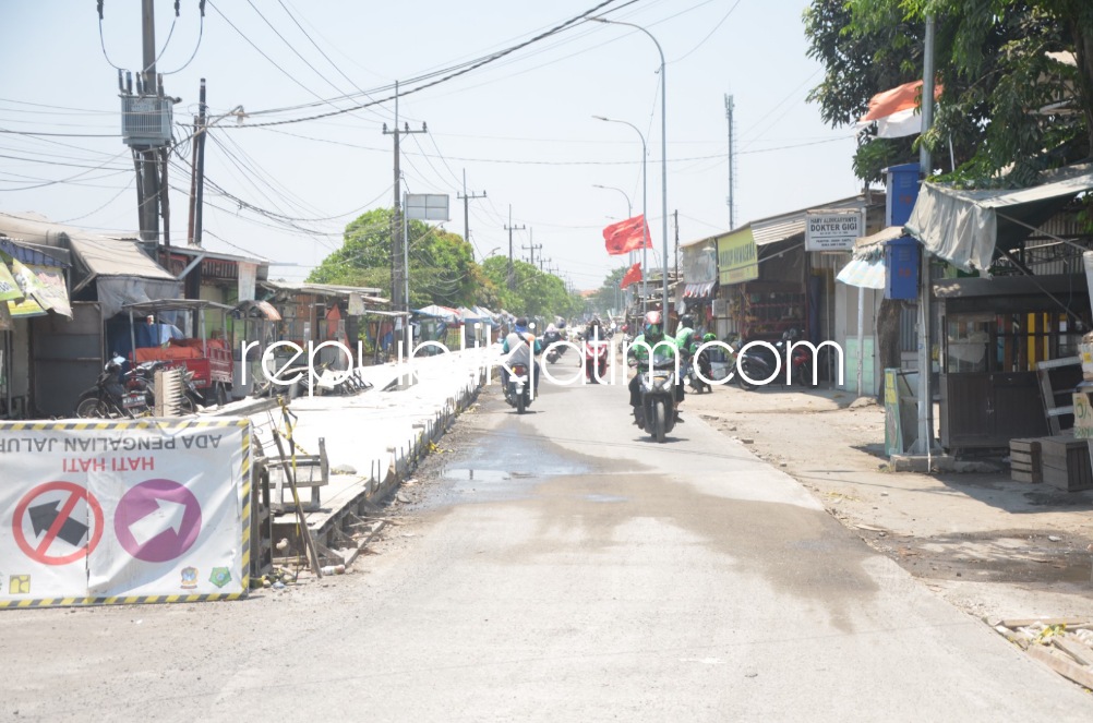 BETONISASI - Pemkab Sidoarjo terus mengebut proyek betonisasi. Diantaranya, proyek betonisasi penghubung Desa Suko, Kecamatan Sukodono - Desa Geluran, Kecamatan Taman dan proyek betonisasi Desa Banjarsari - Damarsi, Kecamatan Buduran, Rabu (11/10/2023).