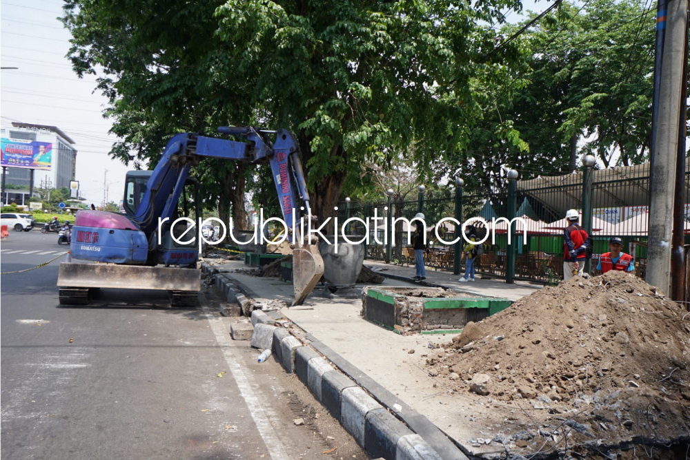 REVITALISASI - Peemkab Sidoarjo terus berupaya mempercantik lingkungan perkotaan salah satunya trotoar GOR Gelora Delta Sidoarjo tepat di trotoar sisi selatan GOR maupun sisi barat di JL Raya Ponti, Kamis (12/10/2023).