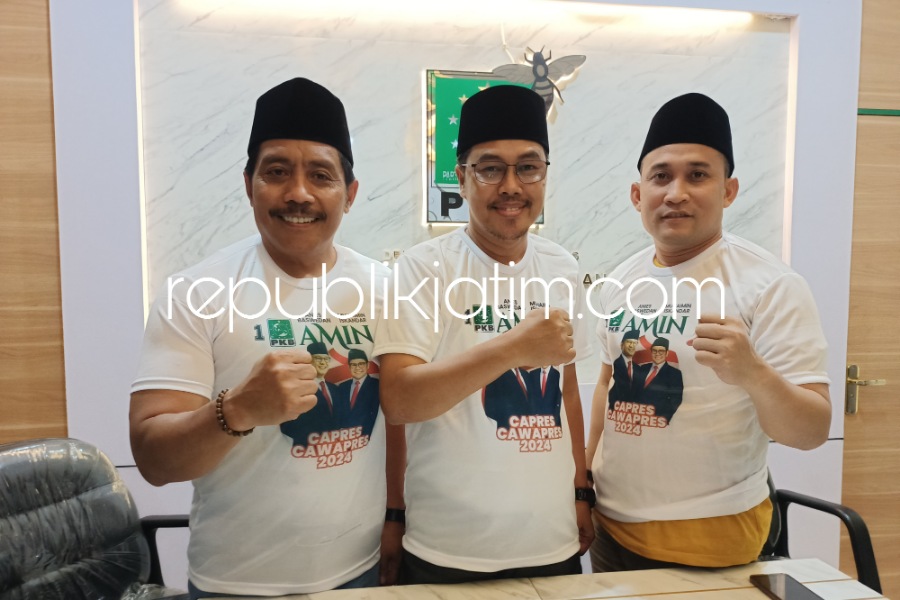 RILIS - Koordinator Panitia Lokal, Abdillah Nasih (tengah) menyampaikan pers rilis di kantor DPC PKB Sidoarjo soal agenda Jalan Bareng Anies Muhaimin (Amin) yang bakal digelar Minggu pagi, Jumat (13/10/2023) petang.