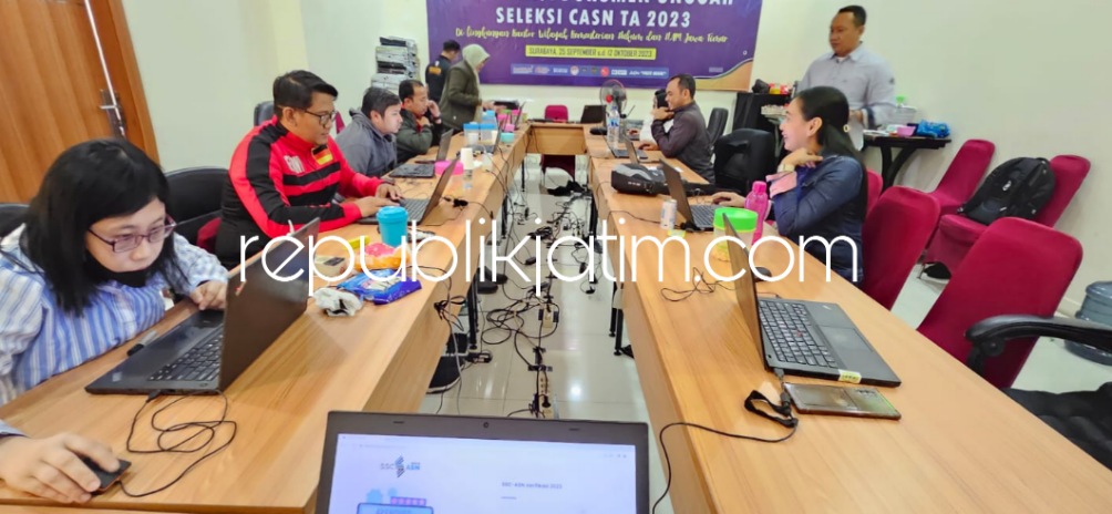 SELEKSI - Sejumlah petugas Kemenkumham Jatim melaksanakan seleksi administrasi bagi 18.537 pelamar penjaga tahanan atau sipir Lapas atau Rutan di Jatim, Sabtu (14/10/2023).