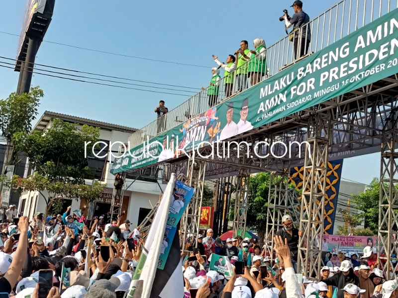 REBUTAN - Pasangan Capres dan Cawapres Anies Baswedan dan Muhaimin (AMIN) menjadi rebutan warga untuk bersalaman dan berselfie saat acara Mlaku Bareng AMIN (Anies - Muhaimin) di Bundaran Taman Pinang Indah (TPI) Sidoarjo, Minggu (15/10/2023).