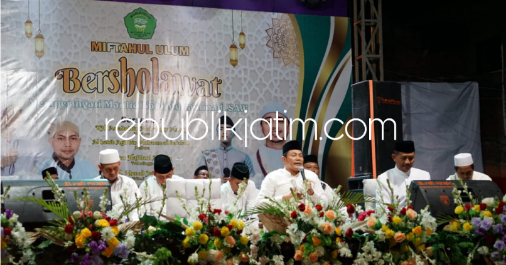 SHALAWAT - Wakil Bupati (Wabup) Sidoarjo, Subandi mengikuti acara Maulid Nabi Muhammad SAW 1445 Hijriyah, Majelis Ta'lim Miftahul Ulum menggelar acara shalawatan di Desa Kwangsan, Kecamatan Sedati, Sidoarjo, Sabtu (14/10/2023) malam.
