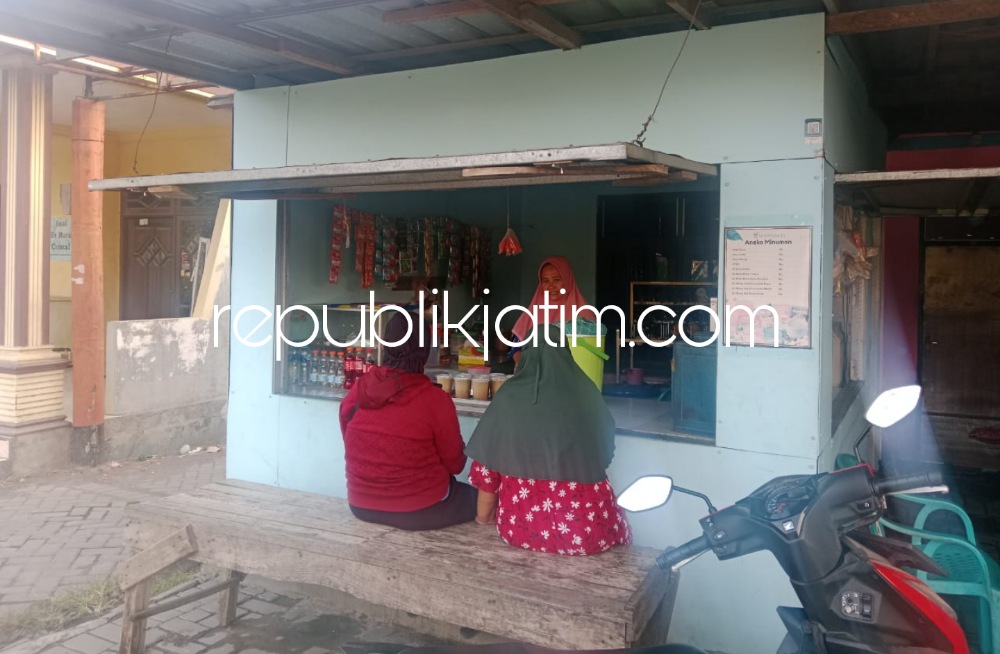 PENERIMA - Ny Luluk Musruhah warga Desa Plumbungan, Kecamatan Sukodono, Sidoarjo salah satu Kelompok Perempuan penerima program KURMA Tahun 2022 kemarin saat melayani para pelanggannya, Senin (16/10/2023). 