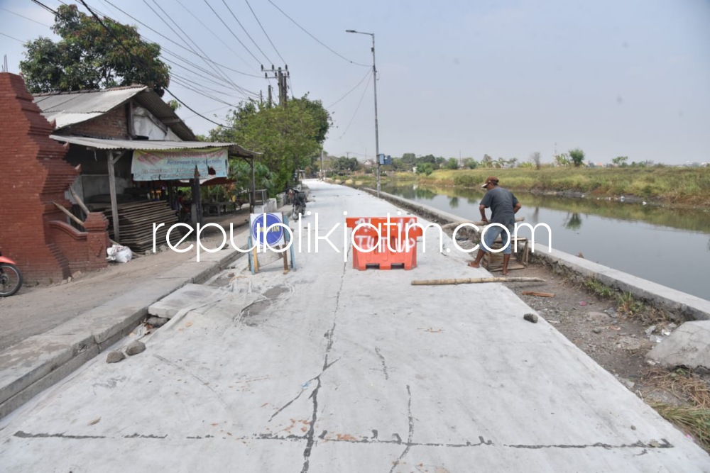 BETON - Proyek Betonisasi ruas Jalan Desa Tulangan - Durungbedug, Kecamatan Candi sudah mencapai progres sebesar 36 persen pada pekan ke 19 mengalami surplus pengerjaan sebesar 2,5 persen dibandingkan rencana, Selasa (17/10/2023). 