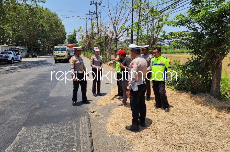 TKP - Petugas Satuan Lantas, Polresta Sidoarjo olah TKP kecelakaan antara motor Honda Vario bernopol AE 2942 QF dan truk yang tidak diketahui nopolnya karena melarikan diri di JL Raya Lingkar Timur, Desa Siwalanpanji, Kecamtan Buduran, Selasa (17/10/2023)