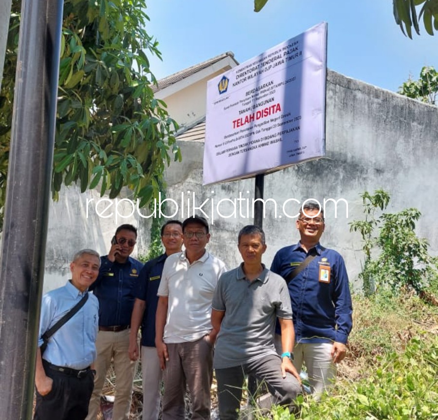 SITA - Penyidik Pegawai Negeri Sipil (PPNS) Kantor Wilayah DJP Jatim II berhasil menyita tiga aset tersangka tindak pidana perpajakan, AW berupa tanah dan bangunan dengan luas masing-masing 98 meter persegi yang ada di Gresik, Selasa (17/10/2023).