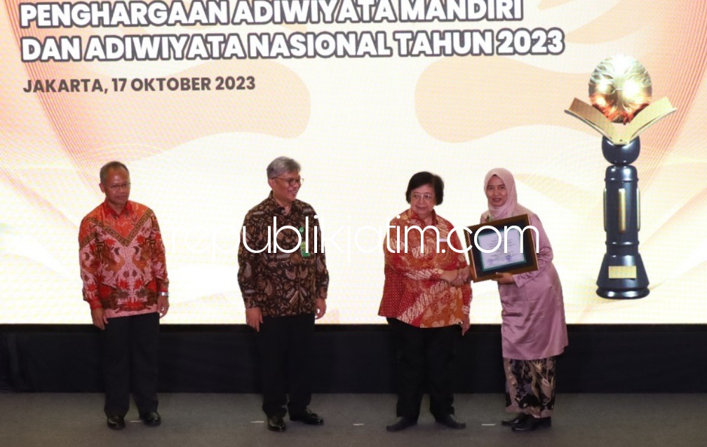 RAIH ADIWIYATA - SMA Al Muslim mendapatkan penghargaan sekolah Adiwiyata Nasional dari Menteri Lingkungan Hidup dan Kehutanan, Prof Dr Ir Siti Nurbaya, M Sc di Jakarta, Rabu (17/10/2023) kemarin. 