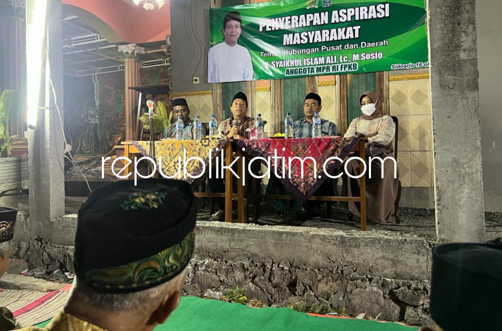 DIALOG - Anggota MPRI RI sekaligus anggota Fraksi PKB DPR RI, Syaikhul Islam Ali menggelar dialog dan menampung aspirasi Gapoktan Kecamatan Tarik di Desa Klantingsari, Kecamatan Tarik, Sidoarjo, Minggu (15/10/2023) malam.