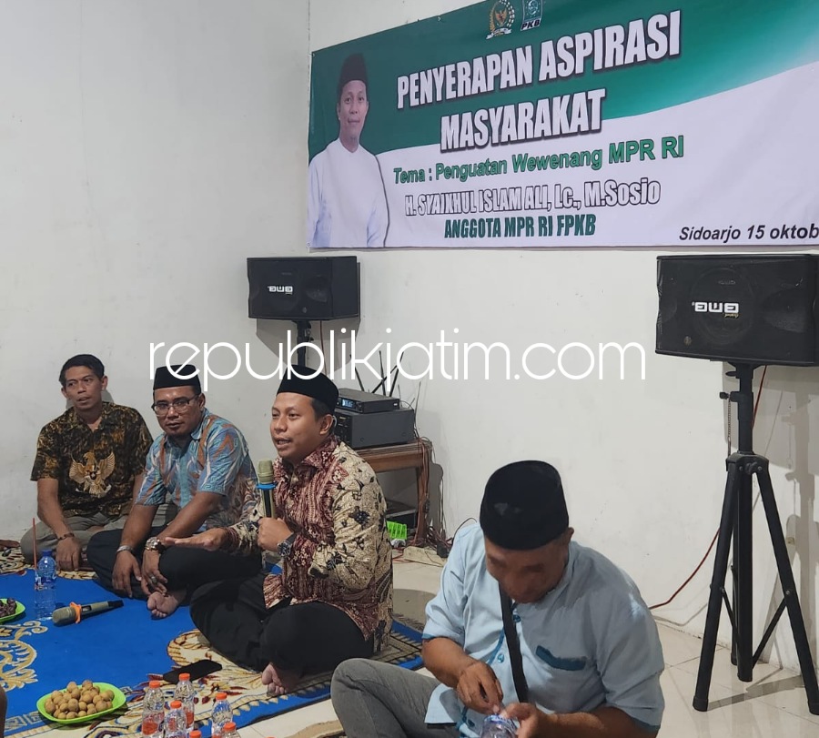 DIALOG - Anggota MPR RI sekaligus anggota Komisi VII DPR RI dari Fraksi PKB, Syaikhul Islam Ali ngobrol bareng Gapoktan Balongbendo di rumah Ketua Gapoktan, Irfan di Desa Singkalan, Kecamatan Balongbendo, Sidoarjo, Senin (16/10/2023) malam.