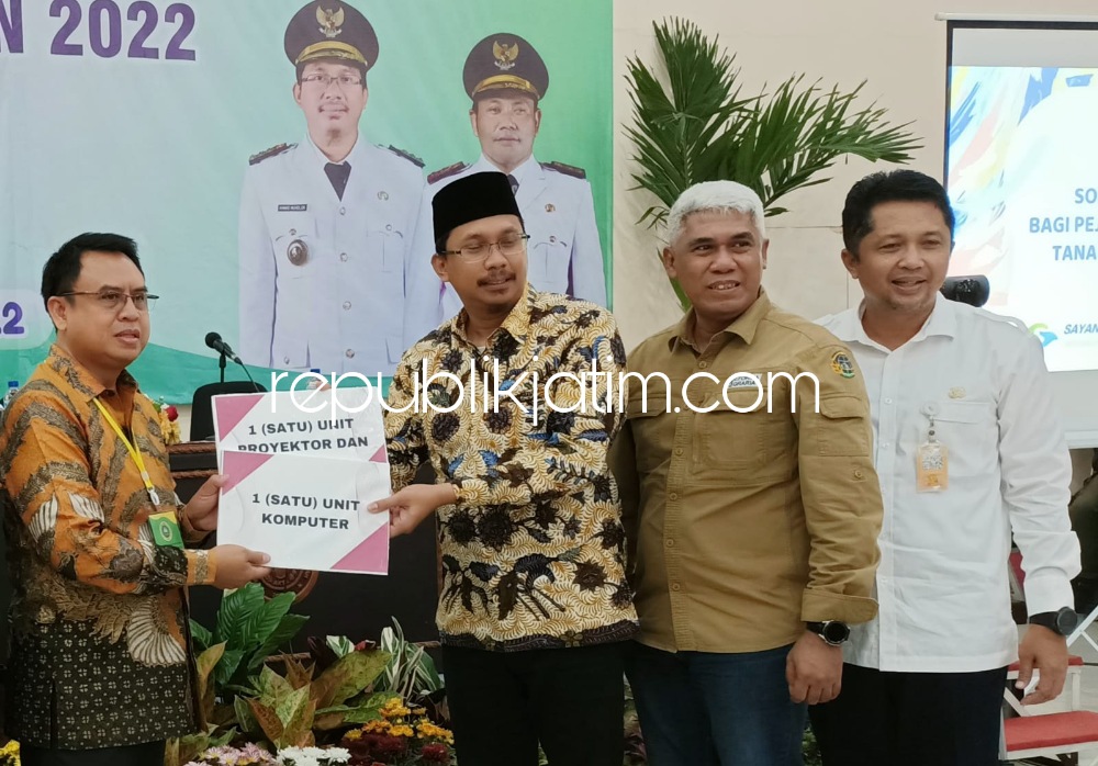 INOVASI - Bupati Sidoarjo, Ahmad Muhdlor Ali didampingi Kepala BPPD Pemkab Sidoarjo, Ari Suryono saat memberikan penghargaan para pihak yang membantu menaikkan hasil pajak PBB beberapa waktu lalu. 