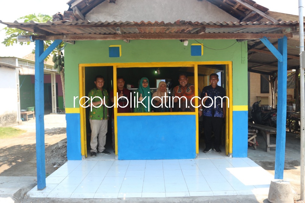 RENOVASI - Salah satu warung rakyat milik Mbok Ngatemah yang ada di Dusun Duran, Desa Karangpuri, Kecamatan Wonoayu, Sidoarjo yang selesai direnovasi dari target 410 warung yang diperbaiki Pemkab Sidoarjo, Jumat (20/10/2023).