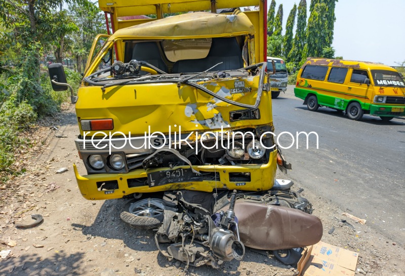 EVAKUASI - Petugas mengevakuasi korban kecelakaan dan kendaraan yang terlibat kecelakaan di depan Ruko Meiko JL Raya Jimbaran Wetan, Kecamatan Wonoayu, Sidoarjo yang menyebabkan seorang meninggal dunia dan dua orang lainya terluka, Senin (23/10/2023).