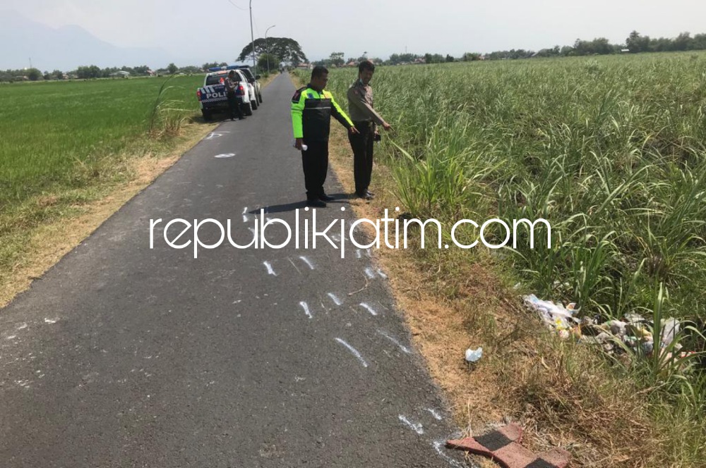 OLAH TKP - Sejumlah petugas Satuan Lantas, Polresta Sidoarjo menggelar olah TKP kecelakaan motor lawan gerobak roda tiga di tuang JL Raya Desa Jatikalang, Kecamatan Prambon, Sidoarjo, Senin (23/10/2023).