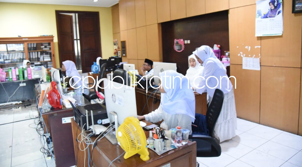 SANTRI - Selama dua hari ini penampilan seluruh Aparatur Sipil Negara (ASN) Sidoarjo di kantor tampak berbeda dengan berpenampilan ala santri, Selasa (24/10/2023).