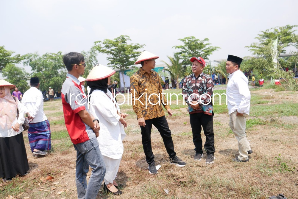 PELATIHAN - Bupati Sidoarjo, Ahmad Muhdlor Ali memberikan pelatihan kepada petani sekaligus memberikan sebanyak 517 pompa BBG kepada Gapoktan di Desa Kalidawir, Kecamatan Tanggulangin, Kabupaten Sidoarjo, Selasa (24/10/2023).