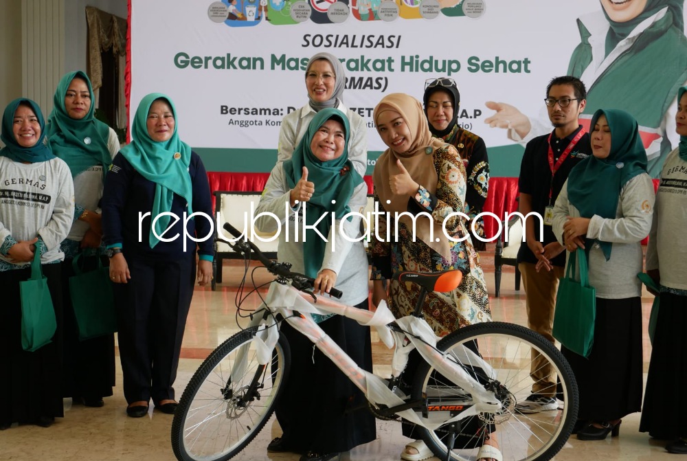 GERMAS - Ketua TP PKK Kabupaten Sidoarjo Ny Sa'adah Ahmad Muhdlor menggelorakan Gerakan Masyarakat Hidup Sehat (Germas) sejak dini agar masyarakat terhindar dari penyakit yang tidak diinginkan di acara Germas di Pendopo Delta Wibawa, Rabu (25/10/2023).