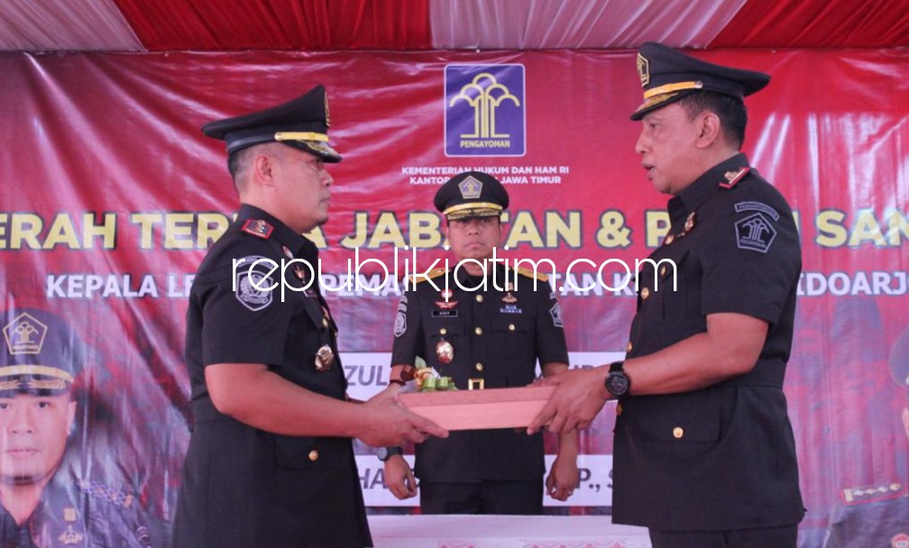 PISAH SAMBUT - Sugeng Hardono resmi memegang tongkat komando Kepala Lapas II A Sidoarjo dan pejabat lama, Faozul Anshori mendapat amanah sebagai Kepala Lapas IIA Banjarmasin, Kalimantan Selatan (Kalsel), Kamis (26/10/2023).