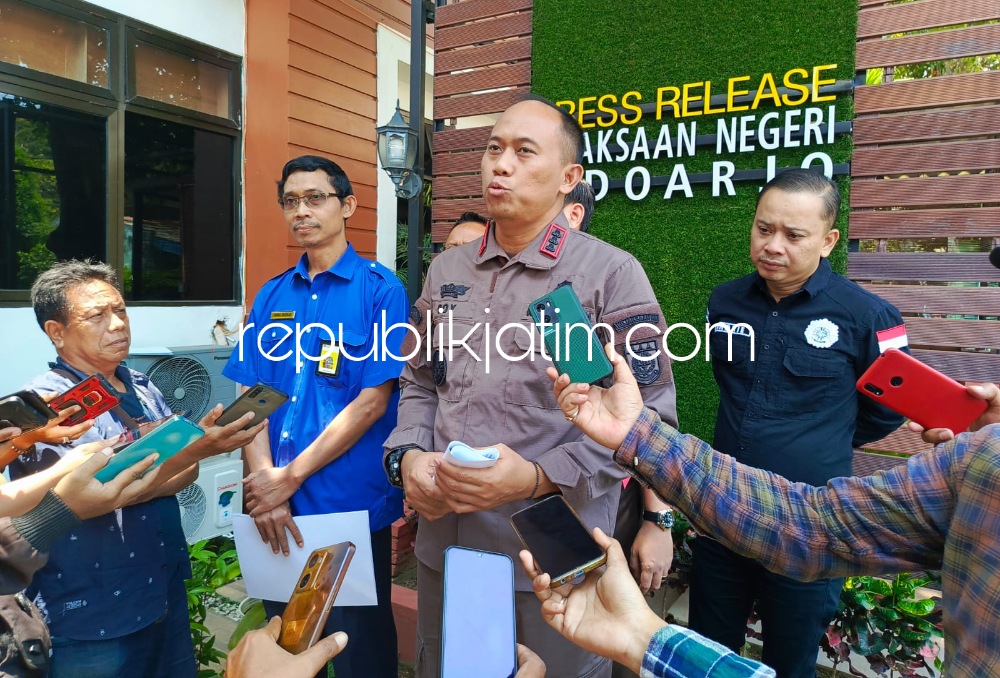 LIMPAHKAN - Kepala Bidang Pemeriksaan, Penagihan, Intelijen dan Penyidikan Mahanto Aminanto melimpahkan 2 berkas tindak pidana perpajakan dengan tersangka SLM beserta barang bukti ke Kejari Sidoarjo, Kamis (26/10/2023).