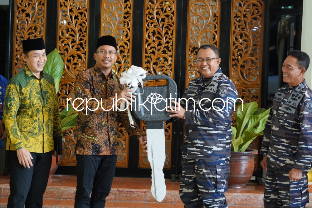 SERAHKAN - Bupati Sidoarjo Ahmad Muhdlor Ali menyerahkan bantuan 11 unit Mobil Operasional kepada TNI AL berupa 5 unit Avanza, 5 unit Rush, dan 1 unit Innova di Pendopo Delta Wibawa, Jumat (27/10/2023).
