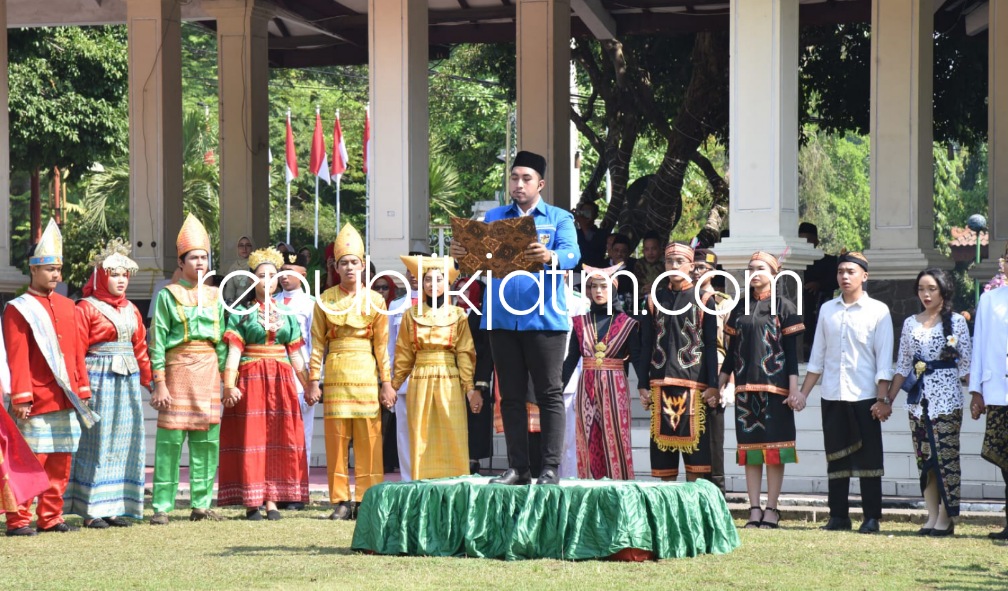 UPACARA - Wabup Sidoarjo, Subandi menjadi inspektur upacara dalam peringatan Sumpah Pemuda ke 95 Tahun 2023 di Alun - Alun Sidoarjo, Sabtu (28/10/2023).