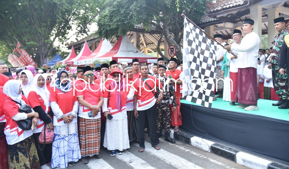 MLAKU SARUNGAN - Pj Sekda Sidoarjo Andjar Surjadianto memberangkatkan 3.000 peserta Mlaku Sarungan Bareng para tokoh agama, santri dan santriwati, Organisasi Perangkat Daerah (OPD) dan warga Sidoarjo yang memadati Alun - Alun, Minggu (29/10/2023). 