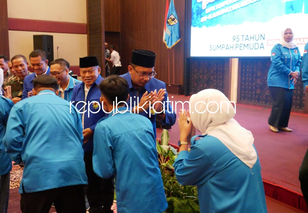 PELANTIKAN - Bupati Sidoarjo, Ahmad Muhdlor Ali saat menghadiri acara peringatan Sumpah Pemuda dan Pelantikan DPK KNPI se Kabupaten Sidoarjo di Fave Hotel Sidoarjo, Minggu (29/10/2023). 
