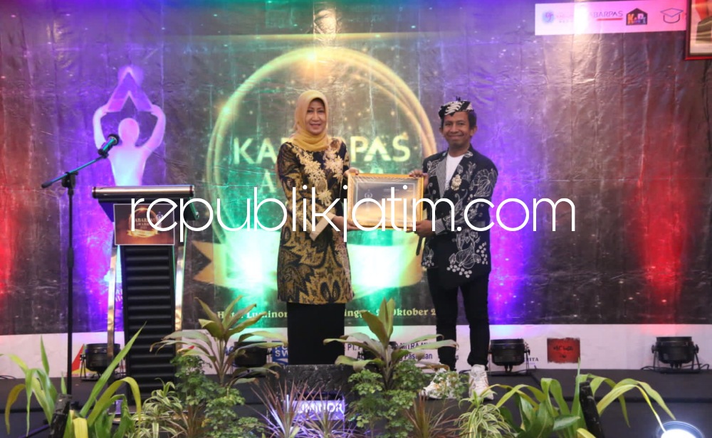 PENGHARGAAN - Bupati Sidoarjo Ahmad Muhdlor Ali yang akrab disapa Gus Muhdlor menerima penghargaan Inspirational Regional Head Who Mobilizies Youth media kabarpas.com diterima Kepala Dinas Kominfo Pemkab Sidoarjo Noer Rohmawati, Minggu (29/10/2023).
