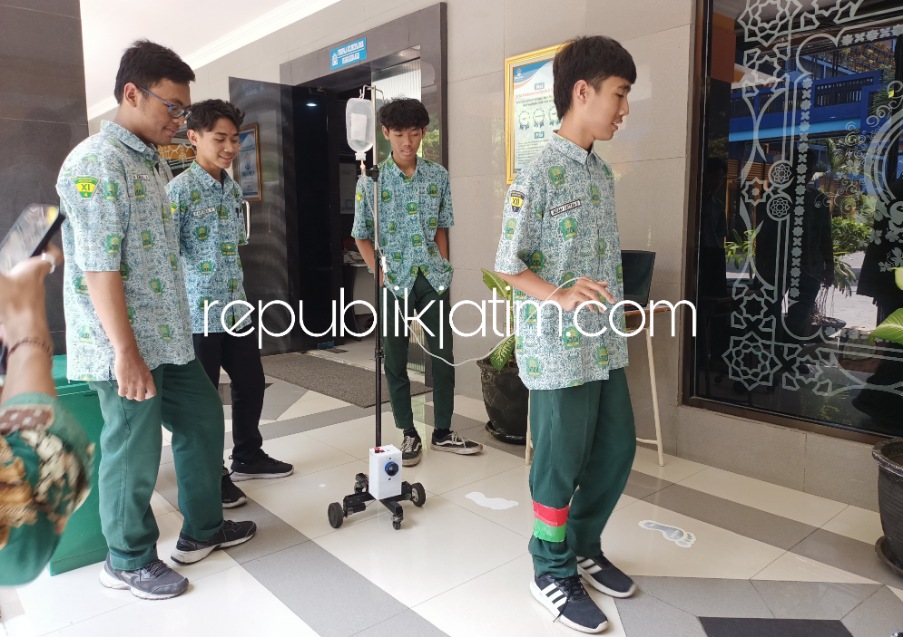 JUARA - Tim siswa Smamda Sidoarjo mempraktekkan robot pembantu pasien bergerak yang masuk The Winner Creative Senior dalam gelaran International Islamic School Robot Olympiad (IISRO) yang dihelat di Malaysia, Rabu (01/11/2023).