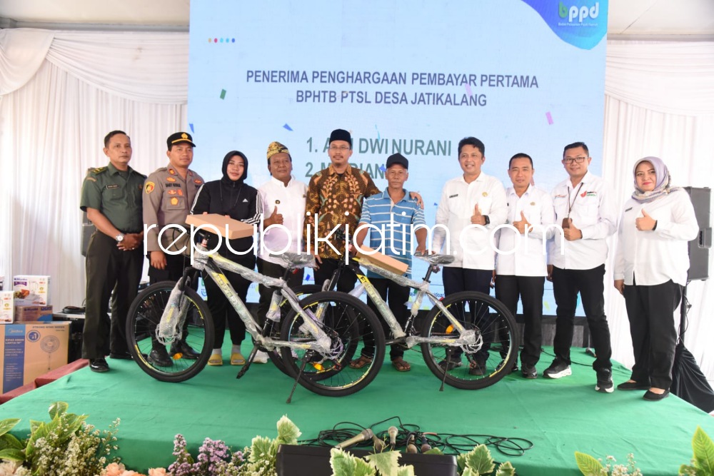 PAJAK - Bupati Sidoarjo Ahmad Muhdlor Ali sosialisasi Perbup Sidoarjo Nomor 19 Tahun 2023 tentang Perubahan Atas Peraturan Bupati Sidoarjo Nomor 21 Tahun 2017 tentang Tata Cara Pemungutan BPHTB ke warga Desa Jatikalang, Kecamatan Krian, Rabu (01/11/2023).