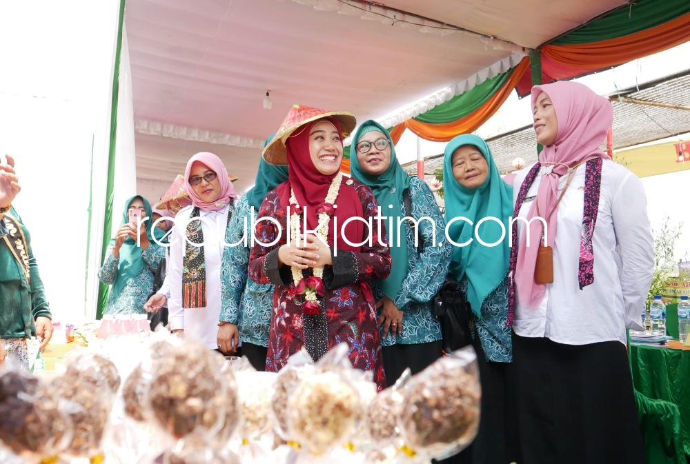 TOGA - Ketua TP PKK Kabupaten Sidoarjo Ny Sa'adah Ahmad Muhdlor mempromosikan pencegahan penyakit ringan dan pemberdayaan masyarakat lewat Asman Toga saat kunjungan ke Desa Mulyodadi (Wonoayu), Perumahan Nirwana dan Kemasan (Krian), Rabu (01/11/2023).
