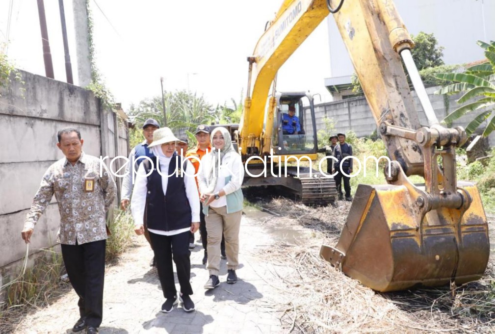 BERSIHKAN SUNGAI - Gubernur Jatim, Khofifah Indar Parawansa bersama tim gabungan menyaksikan pembersihan Sungai Jomblong di Desa Gemurung, Kecamatan Gedangan, Sidoarjo menggunakan beberapa alat berat, Kamis (02/11/2023). 