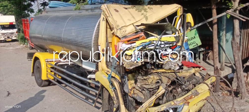 REMUK - Kondisi truk tangki yang terlihat kecelakaan di Simpang Empat Rumah Potong Hewan (RPH) Krian, Kecamatan Krian, Sidoarjo tampak remuk bagian bodi depannya usai tabrak adu muka dengan truk Fuso Ranger, Jumat (03/11/2023) dini hari.