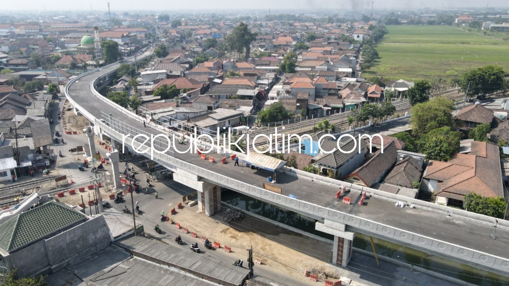 FLYOVER - Dua proyek megah Pemkab Sidoarjo yakni jalan layang (flyover) Jalur Perlintasan Langsung (JPL) 64 Krian sudah mencapai progres 95 persen dan flyover JPL 79 Tarik mencapai 90 persen dari target penyelesaian Desember 2023, Jumat (03/11/2023).