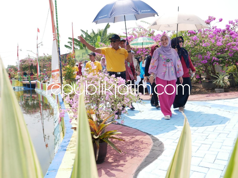 SIDAK - Ketua TP PKK Kabupaten Sidoarjo, Ny Sa'adah Ahmad Muhdlor menggelar Inspeksi Mendadak (Sidak) di Desa Kemantren, Kecamatan Tulangan, Sidoarjo dengan ciri khas Bunga Bougenville Jumat (03/11/2023).